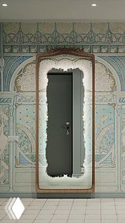 Зеркало «Туманность Андромеды» в деревянной ар-нуво раме на фоне голубого орнамента стены; подсветка по краю и рядом матовая золотая вешалка.