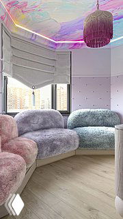 Эркер детской с пушистыми пастельными диванами, радужным комодом и телевизором; розовый потолок с люстрой и подсветкой.