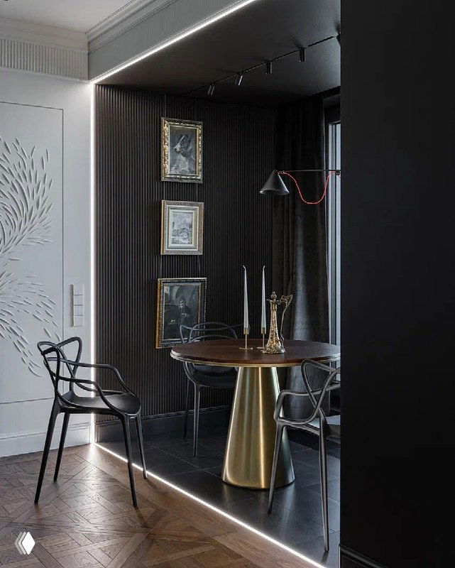 Кухня-гостиная в тёмных тонах: два чёрных стула Master’s Chair Филиппа Старка у круглого стола Mushroom Double в нише-галерее проекта.