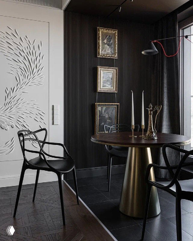 Ближайший план обеденного уголка: Master’s Chair Филиппа Старка у стола Mushroom Double на фоне чёрных оконных ниш и декоративных картин.
