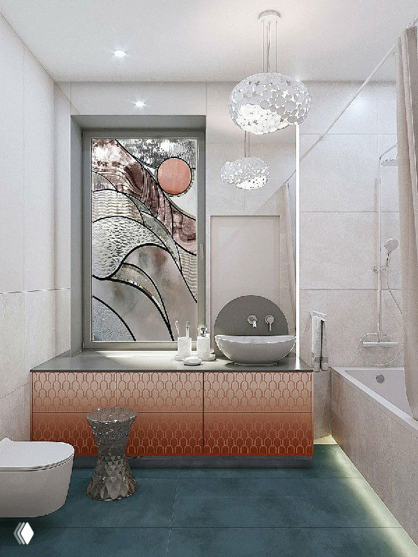 Интерьер ванной: яркая градиентная тумба на фоне тёмного керамогранита, витражное окно с мотивом солнца и минималистичный декор.