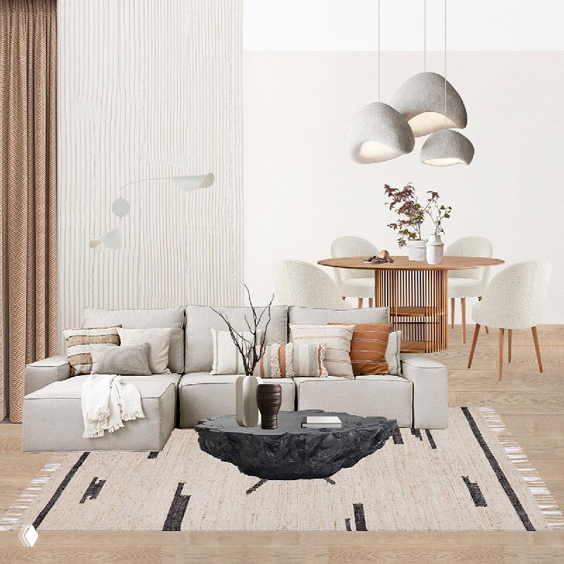 Гостиная с большим угловым диваном светлого оттенка, текстильными акцентами и рустикальным низким столом на фоне нейтральных стен.