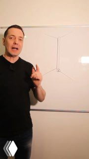 Мужчина у белой доски объясняет идею хранения в ванной: на доске схематичное изображение стены за унитазом с местом для инсталляции и хранения