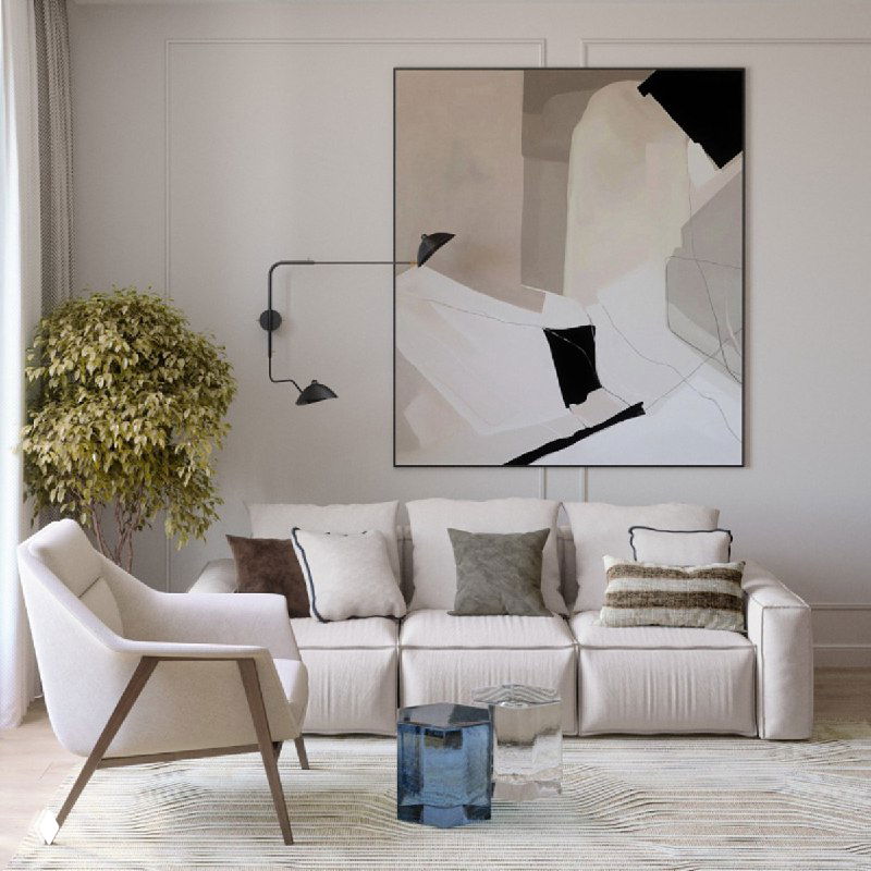 Крупный план дивана и кресла в нейтральной палитре; стеклянные кофейные столики-«льдинки» и зелёное растение у окна.