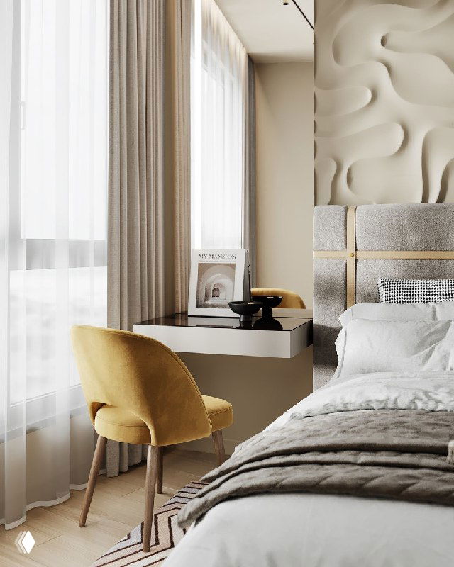 Фрагмент мастер‑спальни с рабочей зоной у окна, декоративным креслом, длинными шторами и спокойной светлой нейтральной палитрой интерьера.
