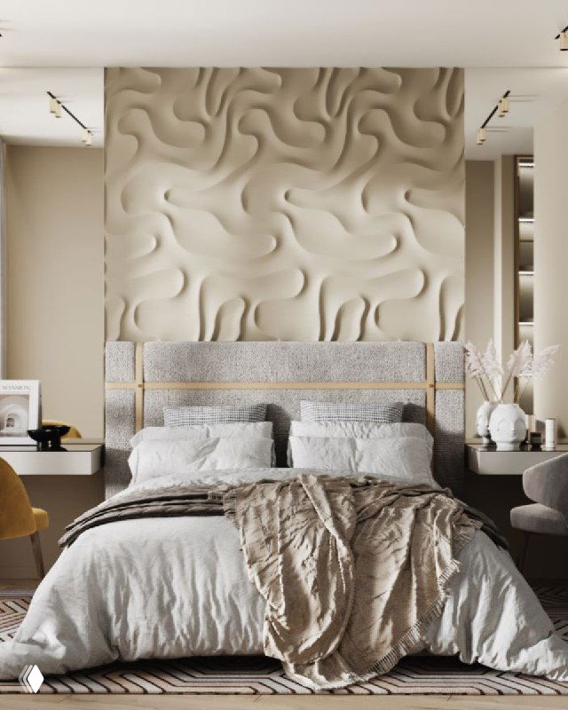 Вид на кровать и декоративную стеновую панель в мастер‑спальне: мягкие текстуры, нейтральные тона и акцент на детали над изголовьем.
