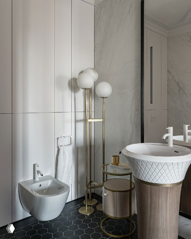 Угол ванной с биде, тонкая приставная тумба и золотой торшер Eichholtz на фоне панелей и мраморной отделки — акцент роскоши в интерьере.