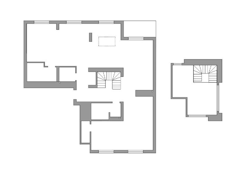 Чёрно-белый схематичный план двухуровневой квартиры: контуры комнат, расположение лестницы, ниши и общая планировочная схема.