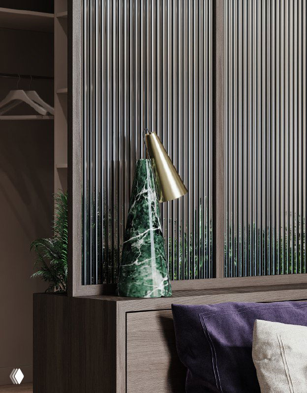 Крупный план зелёного мраморного настольного светильника у изголовья, на фоне рифлёного стекла и декоративных растений в спальне.