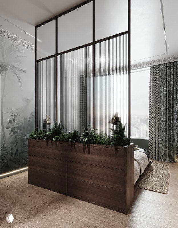 Вид сзади на изголовье: деревянная тумба с поддоном для живых растений и высокая перегородка из рифлёного стекла, отделяющая гардеробную.