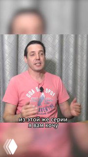 Кадр из видео GRADIZ INTERIOR: автор в розовой футболке рассказывает про приёмы скрытия кухонного гарнитура; видна занавеска и субтитры на экране.