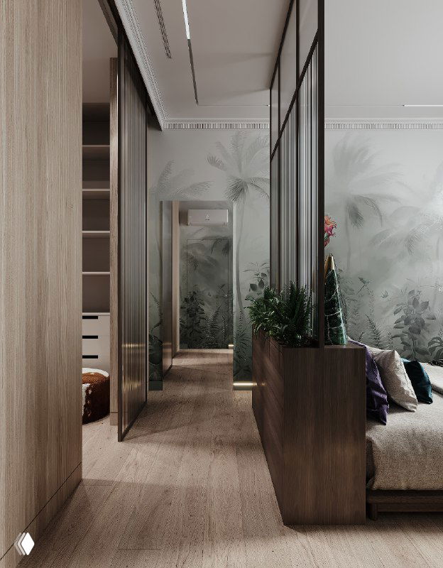 Коридор у спальни с декоративными панелями и растительным фреско-рисунком; деревянная отделка и бежевый интерьер, вазон у прохода.