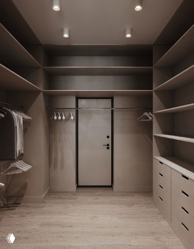 Внутренний вид гардеробной: встроенные полки, выдвижные ящики и вешалки в бежево-коричневой гамме, видно дверь, ведущую в спальню.