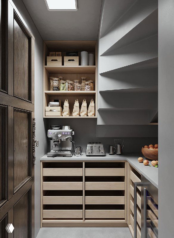 Компактная кладовая при кухне: деревянные выдвижные ящики, открытые полки с баночками, кофемашина и прочая мелкая техника, аккуратно скрытые за дверью.