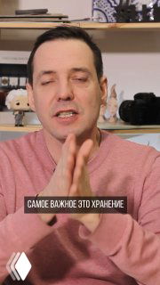 Кадр из видео: дизайнер объясняет идею перепланировки в ЖК FORUM CITY и показывает решение по гардеробной и системе хранения вещей для семьи.