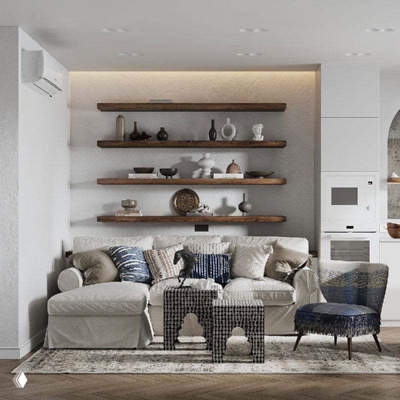 Гостиная проекта «Дружба народов»: светлый минимализм с этническими акцентами, большой диван, декоративные деревянные полки и текстильные подушки.