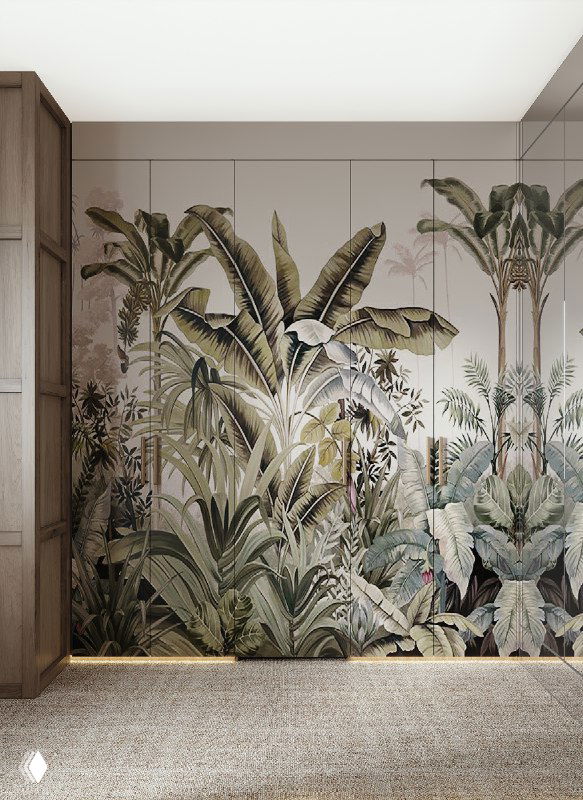 Крупный план расписных тропических панелей на фасадах шкафов в гардеробной: растительные орнаменты и текстура отделки в нейтральной гамме.