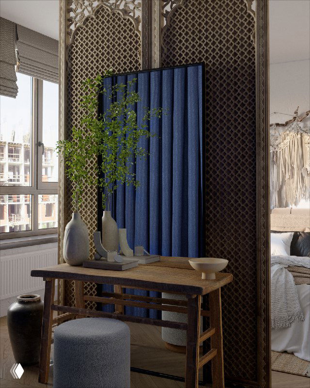 Деталь интерьера: резная перегородка-ширма на фоне благородных синих штор, консольный столик у окна и декоративные аксессуары для композиции.