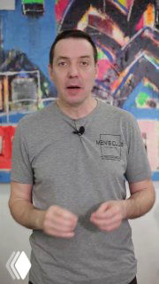 Кадр вертикального видео: мужчина в серой футболке говорит перед яркой стеной с граффити, съемка в помещении, автор рассказывает о масштабе в интерьере