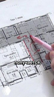 Схема планировки квартиры на бумаге с пометками автора и выделенным коридором; розовая указка показывает проблемную зону, вид сверху на чертёж.