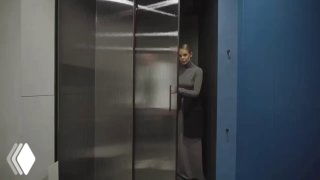 Фотография лифтовой зоны апартаментов в Башне Исеть: открытые металлические двери лифта, часть коридора и человек у дверей.