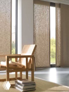 Японские тканевые панели нейтрального цвета за окнами, свет мягко проходит через материал; деревянный стул и стопка книг в кадре.