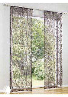 Тонкие прозрачные японские панели с рисунком ветвей закрывают окно; вид на зелень за стеклом, легкая воздушная фактура ткани.