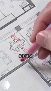 Крупный план: рука с розовым маркером делает пометки на бумажном плане — чертеж двухъярусной квартиры с лестницей и мебелью.
