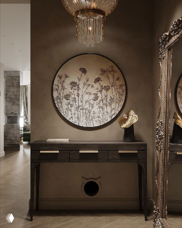 Консоль под круглой цветочной гипсовой панелью, декоративный граммофон, крупная зеркальная рама и золотая люстра в оформлении прихожей проекта