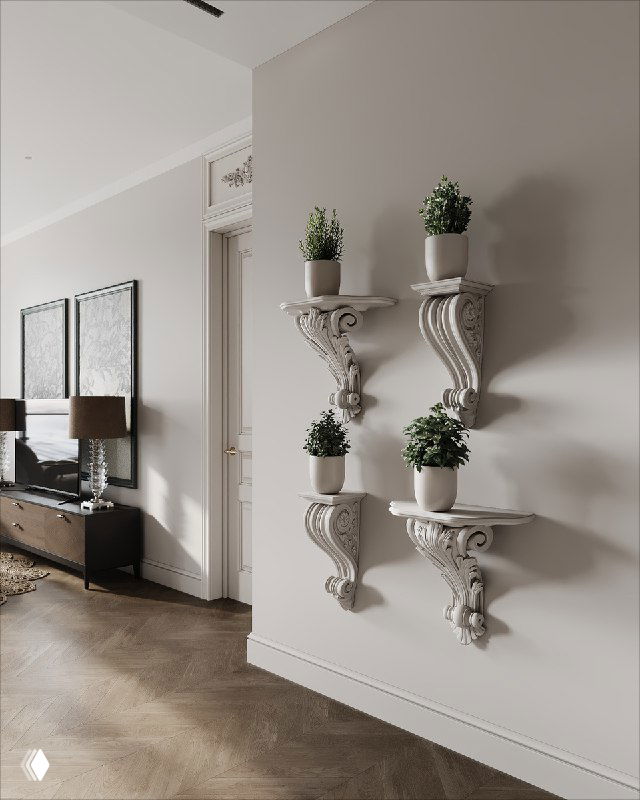Крупный план трёх резных настенных консолей с горшками и зелёными растениями на фоне нейтральной стены в коридоре.
