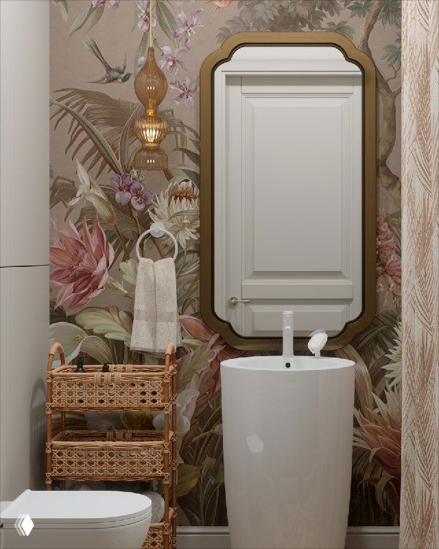 Гостевой санузел: напольная белая раковина и зеркало в раме на фоне пышного цветочного обоев; слева — плетёная корзина для хранения.