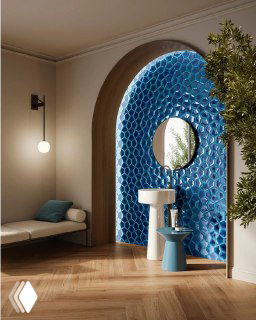 Арочный интерьер с яркой синей плиткой: белая напольная раковина, круглое зеркало, деревянный пол и растение — акцент на плитке Acquariodue.
