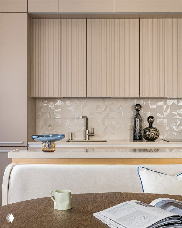 Кухня с линейной почти 4‑метровой мебелью: рельефная плитка фартука, столешница из агломерата и светло‑бежевые фасады шкафов.