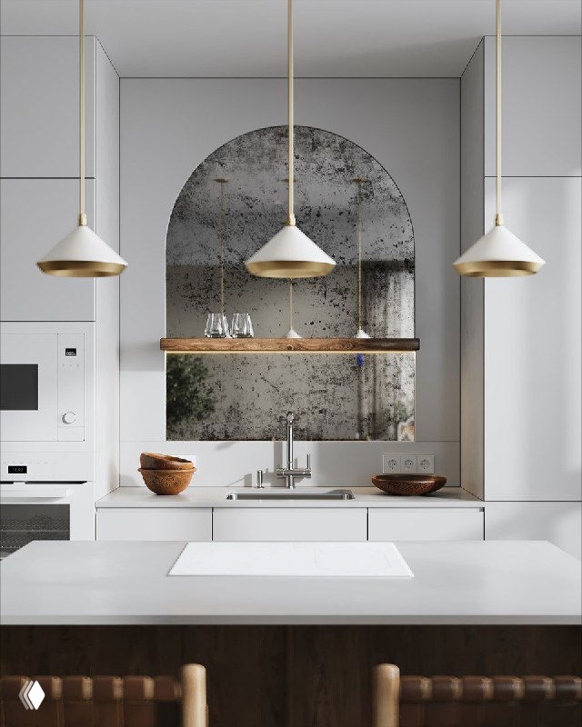 Арочное зеркало, встроенное в кухонный фартук, отражает рабочую зону и добавляет глубины светлой современной кухне с подвесными светильниками.