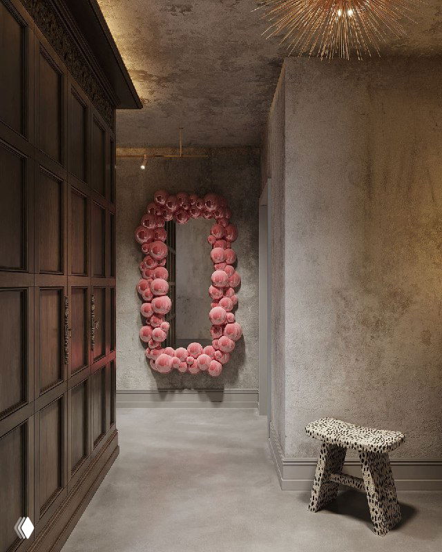 Вертикальное зеркало, украшенное розовыми цветочными элементами на темной стене в стильном помещении, эффект арт-объекта в холле.