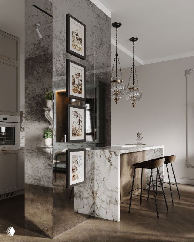 Интерьер с зеркальной колонной, на которой размещены фоторамки и мелкие предметы, отражение кухни с барной стойкой и подвесными светильниками.