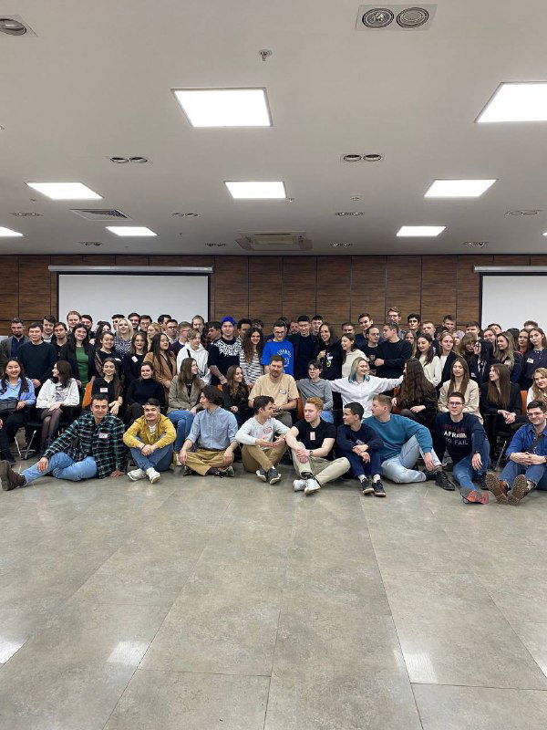 Большая групповая фотография участников стратсессии в зале — команда и участники мероприятия на фоне экрана.