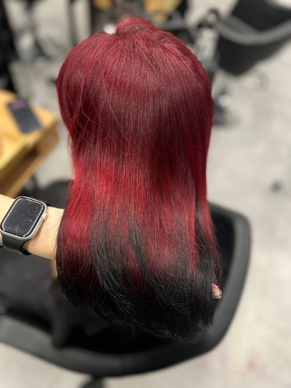 Темно‑бордовый верх с ярко‑красными концами на длинных волосах, фото сделано в салоне HairPositive; снимок со спины демонстрирует переходы оттенков.