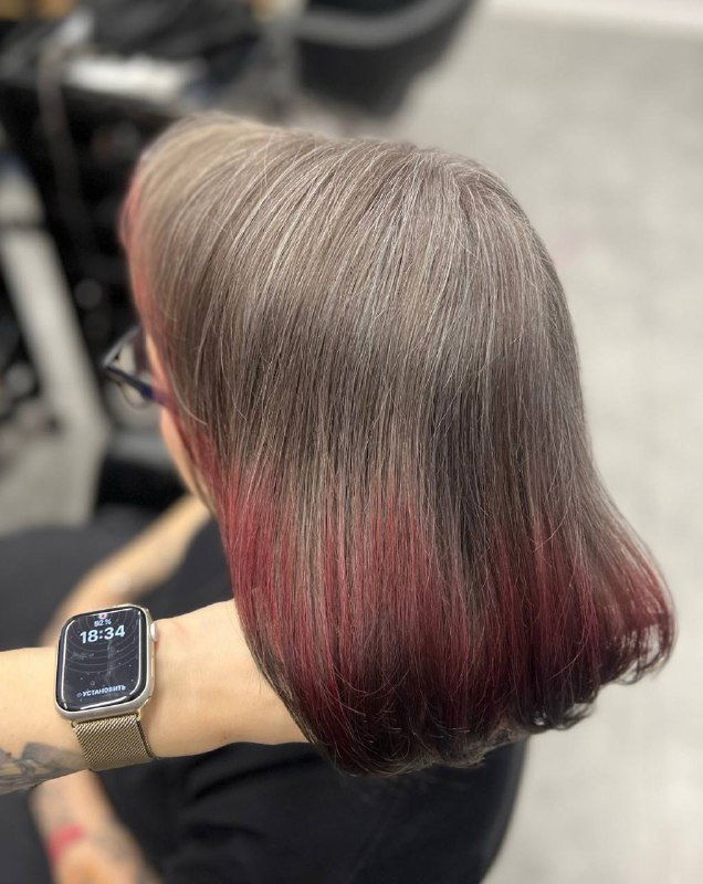 Короткая стрижка с холодно‑пепельным верхом и красными акцентами по контуру, вид со стороны; демонстрация структуры и градуировки волос.