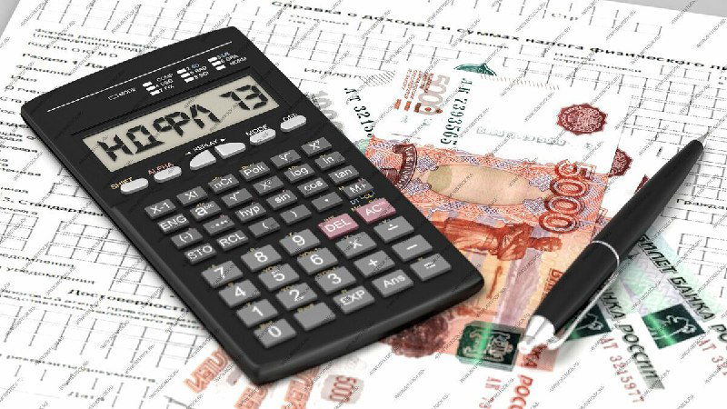 Калькулятор, ручка и купюры российских рублей на фоне бухгалтерских документов и расчётов — иллюстрация налоговых выплат по аренде.