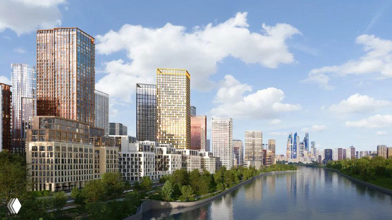 Панорамное фото жилого комплекса у реки с высотными домами, набережной и зелёными насаждениями — иллюстрация современной новостройки.