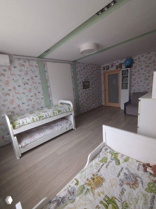 Детская комната после перекраски стен и перестановки мебели: светлый пол, кровати и нейтральный декор для широкой аудитории покупателей.