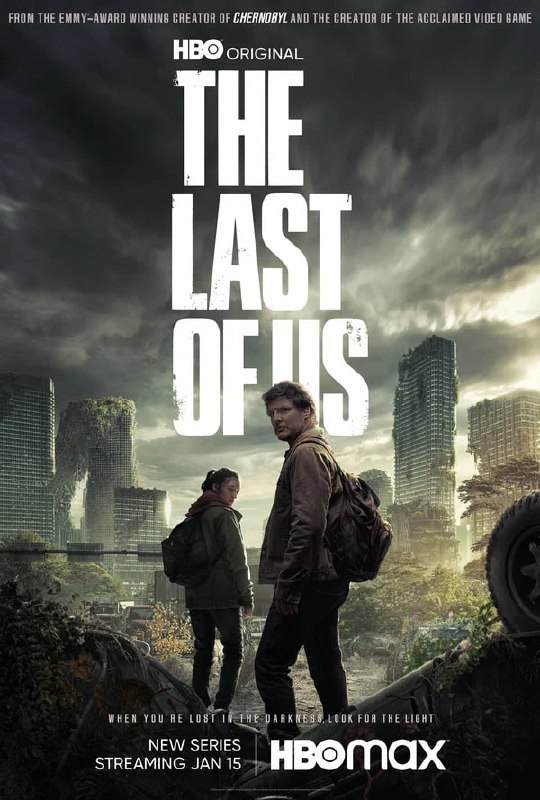 Постер сериала «The Last of Us»: два человека с рюкзаками на разрушенном городском фоне, мрачная апокалиптическая атмосфера и руины.