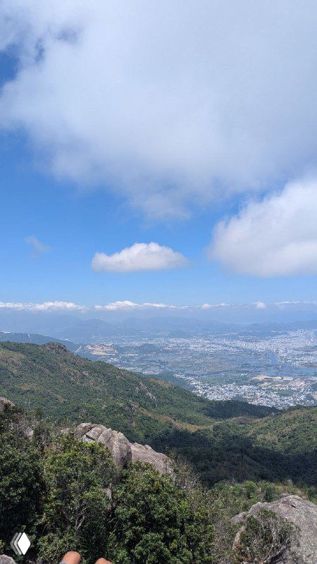 Широкий горный пейзаж с видом на долину и небо, кадр подчёркивает масштаб местности и красоту природы вокруг Нячанга и окрестностей.