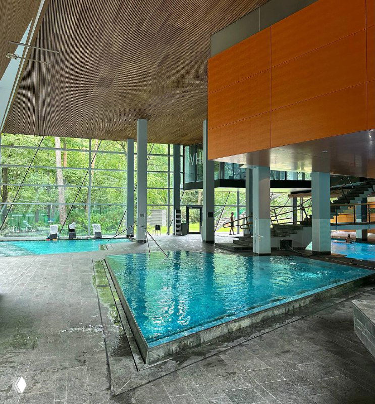 Просторные бассейны внутри комплекса First&Only с переходами и большими панорамными окнами, чистые дорожки и современные интерьеры.