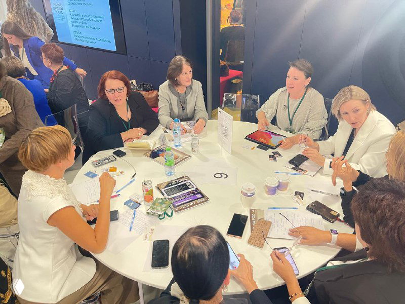 Рабочая сессия за круглым столом: участники обсуждают, делают заметки и взаимодействуют в рамках практической части мероприятия.