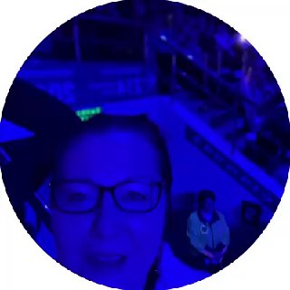 Круглый селфи-кадр автора в синем сценическом освещении — впечатление с мероприятия или выступления в атмосферном ночном свете.