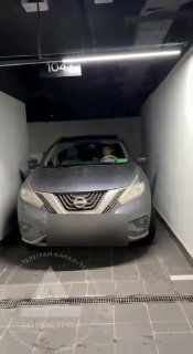 Автомобиль припаркован в узком подземном паркинге ЖК MOD; между дверью машины и стеной очень маленький зазор, выход практически невозможен.