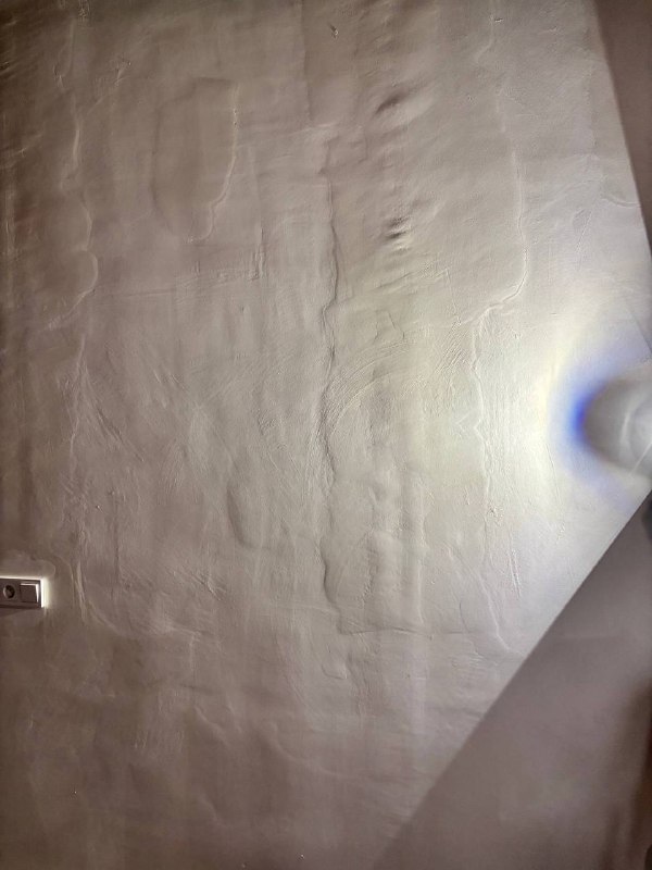 Грубая фактура и неровности на оштукатуренной стене в квартире ЖК MOD — свидетельства некачественной отделки и нанесения штукатурки без доводки.