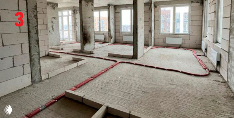 Номер 3: строительная площадка внутри квартиры с бетонным полом и проложенными коммуникациями — типичный пример черновой отделки